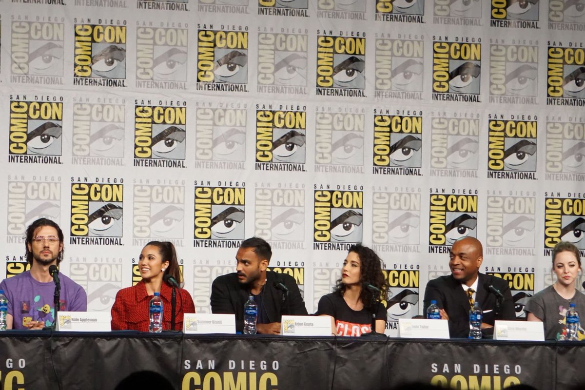swanxmaximoff's tweet photo. The Magicians cast Comic Con 2019~ I wish they were doing a virtual panel this year 😢 #ComicConAtHome #ComicCon #themagicians #savethemagicians https://t.co/rlN4qIzD4g
