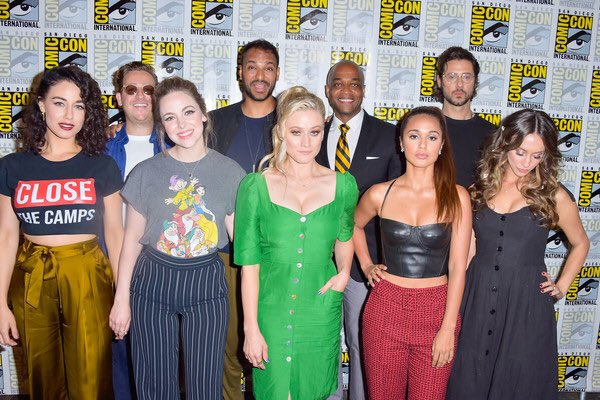 swanxmaximoff's tweet photo. The Magicians cast Comic Con 2019~ I wish they were doing a virtual panel this year 😢 #ComicConAtHome #ComicCon #themagicians #savethemagicians https://t.co/rlN4qIzD4g