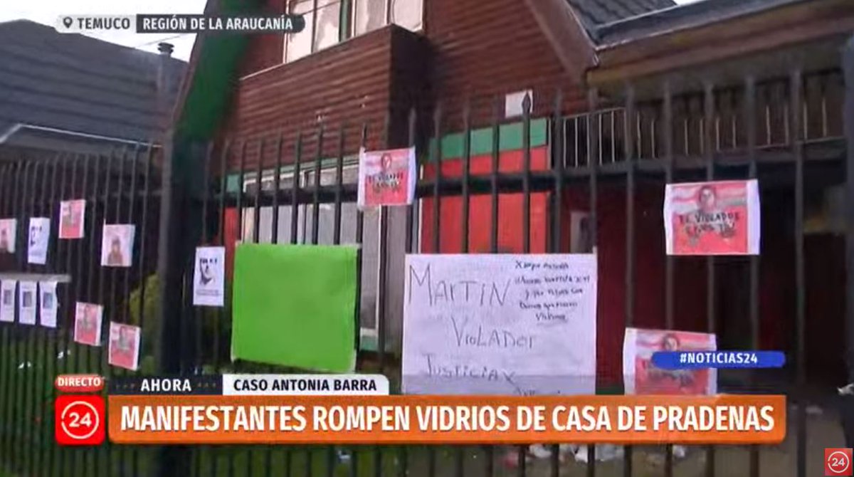 24HorasTVN's tweet photo. ⭕ #AHORA24H | Manifestación e incidentes fuera de la casa de Martín Pradenas. 

📡 Sigue la señal en vivo #24Play ➡ https://t.co/mi3yDUstrf https://t.co/g3DASCVvyE