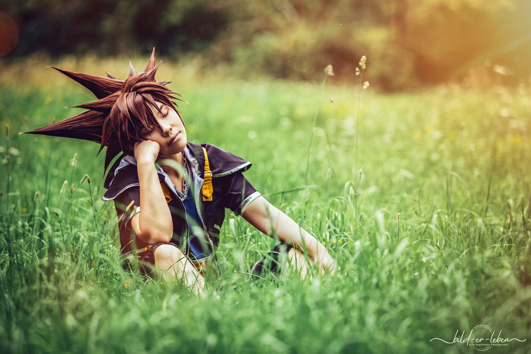 scarletstarla's tweet photo. Finally wrapped up my spiking tutorial. Big thanks to @M_I_N_A_Y_A who modeled Sora (Kingdom Hearts II) wig &amp; @_bild_er_leben_ for this relaxing, fun shoot last weekend! 

Full tutorial how to spike wigs &amp; create giant spikes w/ foam core in my upcoming book 😉 #wigs101 #cosplay https://t.co/GuzEHmO4LZ