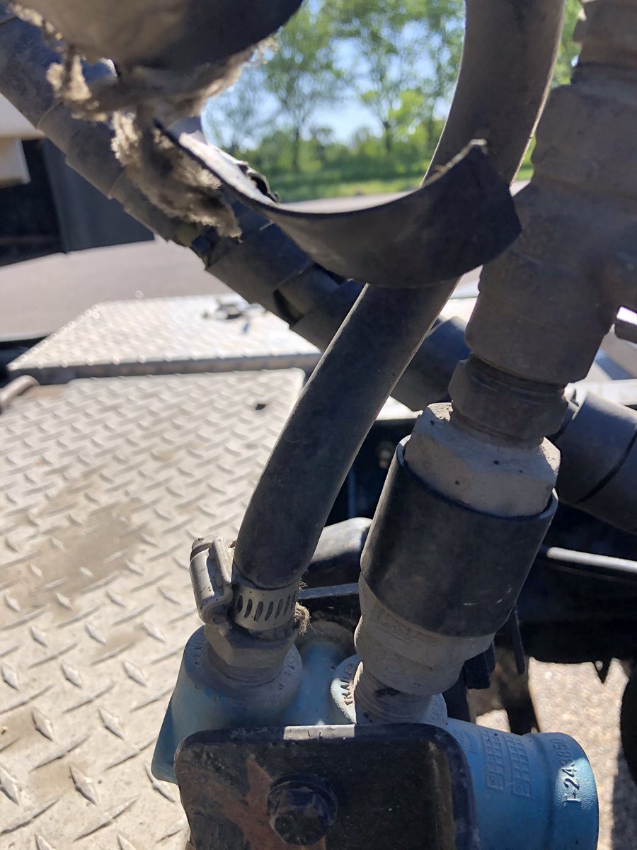 TrooperCody1's tweet photo. An interesting find by one of our Motor Carrier troopers in the NE. Using a hose clamp to connect an air hose in a high pressure system is not only unadvised, but completely out of regulations. What do you think the strength is compared to the fittings next to it? #MCSAP #CVSA https://t.co/7jWE577LvU