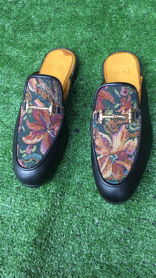pholu_now's tweet photo. Lick your screen 💋 😜
This can be yours before Sallah for just #13,000.
#menmules #numbersapparel #madeinnigeria #bbnajia2020 #abujashoemaker #lagosshoemaker #2020sallah #owambe #weddings #lagosparty #parry #Arewatwitter #arewakids https://t.co/dVrtAApzzy