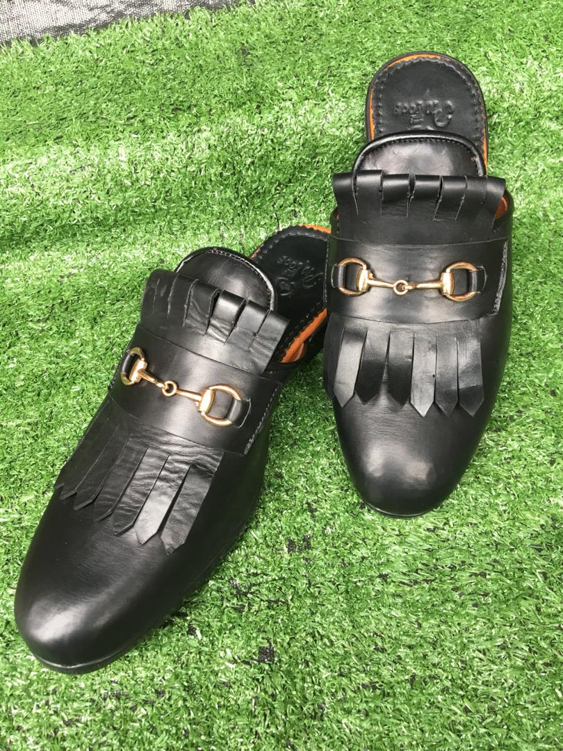 pholu_now's tweet photo. Lick your screen 💋 😜
This can be yours before Sallah for just #13,000.
#menmules #numbersapparel #madeinnigeria #bbnajia2020 #abujashoemaker #lagosshoemaker #2020sallah #owambe #weddings #lagosparty #parry #Arewatwitter #arewakids https://t.co/dVrtAApzzy