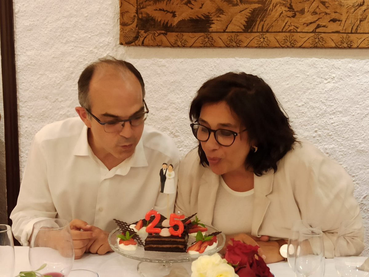 BlancaBragulat's tweet photo. Després de 2 anys i mig hem pogut reunir-nos amb la família i  celebrar els 25 anys de casats ⁦@jorditurull⁩ ❤️ https://t.co/LGbbgSB1V8