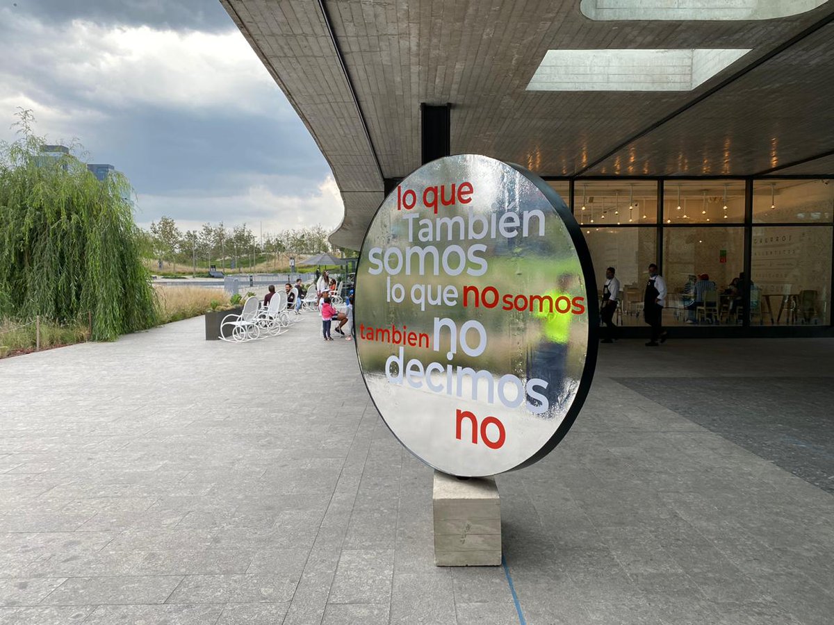 mexicanaparque's tweet photo. En la intervención de @EstudioRivelino en colaboración con el @MCIHouston hay una reflexión en dos sentidos: la que está inscrita en el espejo y la que se nos devuelve por medio de la mirada. Así, las frases se incorporan a nuestro interior en un solo movimiento. https://t.co/dZ6FQJT0lM