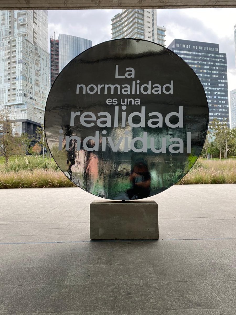 mexicanaparque's tweet photo. En la intervención de @EstudioRivelino en colaboración con el @MCIHouston hay una reflexión en dos sentidos: la que está inscrita en el espejo y la que se nos devuelve por medio de la mirada. Así, las frases se incorporan a nuestro interior en un solo movimiento. https://t.co/dZ6FQJT0lM