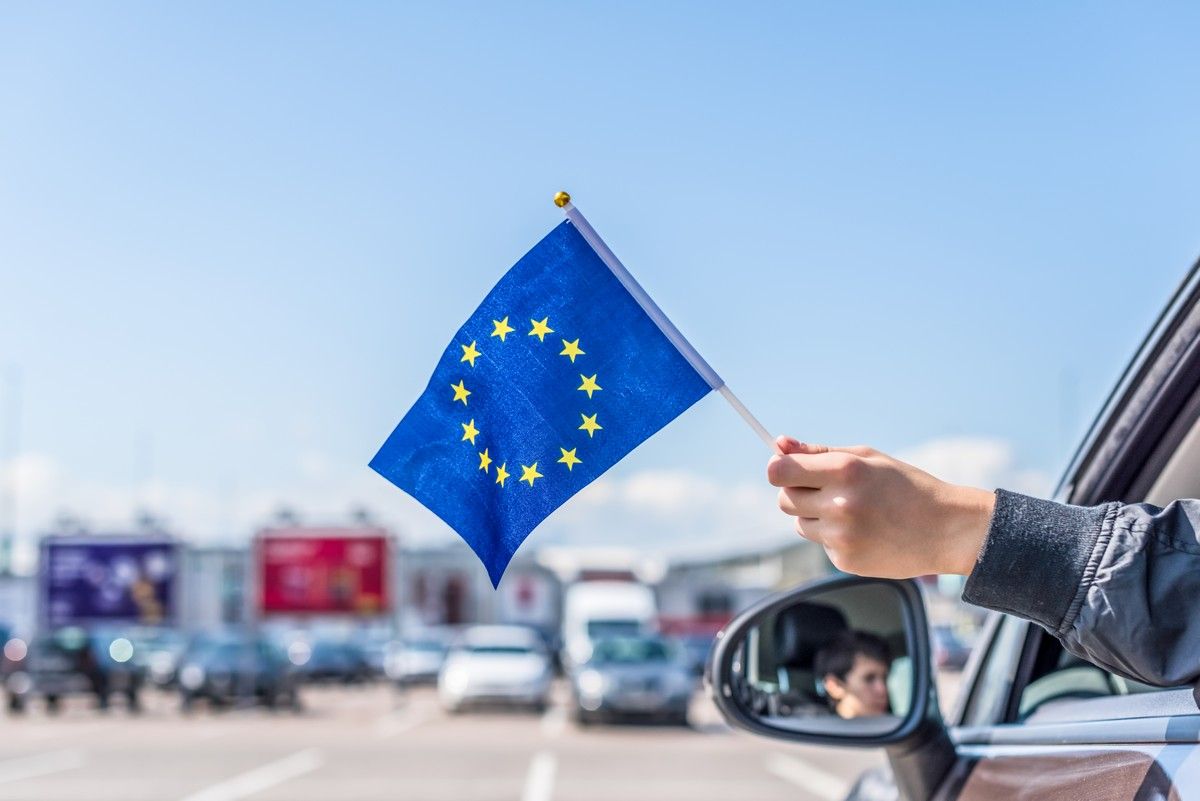 EthanolEurope's tweet photo. Carbon emissions from the transport sector are increasing in Ireland by 1-3% every year. More than a dozen EU countries switched from E5 to #E10 to mitigate GHG-emissions. Why is the Irish government is still waiting? 👉 https://t.co/NmvozxxuL1 https://t.co/o6PSTQcWaJ