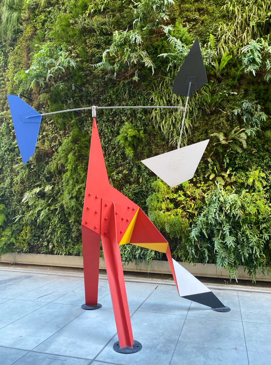 vickyart10's tweet photo. #CapsulitaDeArte 
#Julio22 #UnDíaComoHoy de 1898 nació Alexander #Calder un ingeniero y escultor 🇺🇸 que comenzó a crear figuras de animales en madera y alambre, las fue simplificando hasta llegar a la abstracción. Así nacieron sus móviles y fue la semilla d su escultura cinética. https://t.co/pQMje09Bzq
