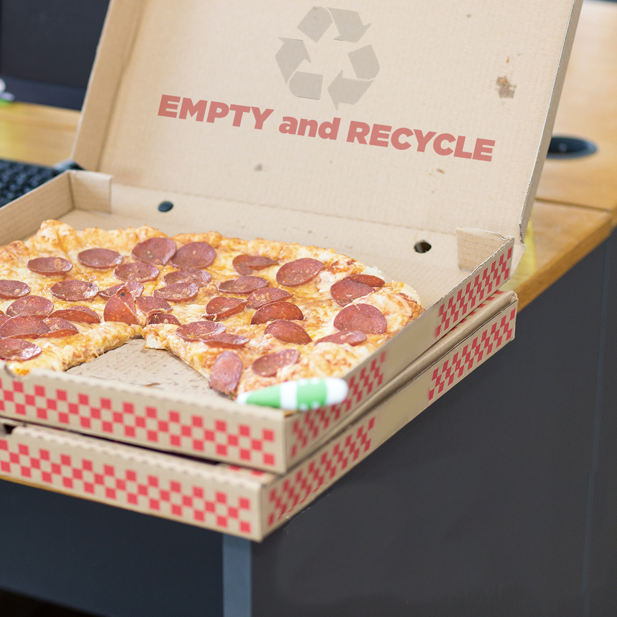RECYPartnership's tweet photo. Pizza boxes can be recycled. Pizza can not. Don't trash the box. Pass it on. #donttrashthebox #recyclepizzaboxes https://t.co/rZRJokuhUY