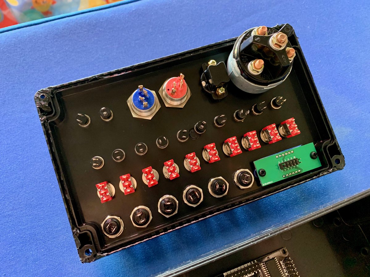 GamingRuvas's tweet photo. Building a new custom button box for my setup.
Almost finished, just need to solder 90 wires.
# Custombuttonbox #buttonbox #buttonboxpc #buttonboxpgamingpc #symprojects #JoystickGameController https://t.co/TnHQlmc6SL