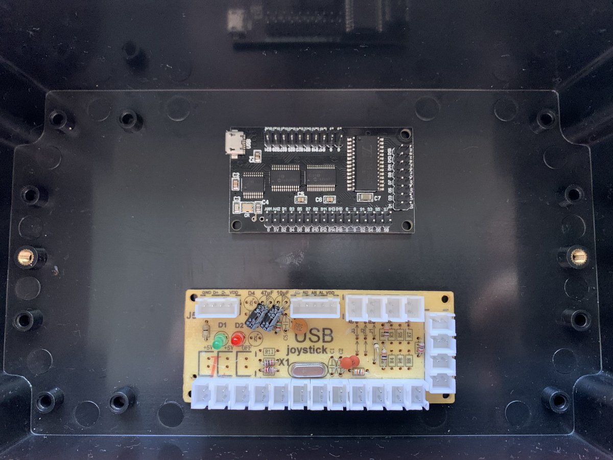 GamingRuvas's tweet photo. Building a new custom button box for my setup.
Almost finished, just need to solder 90 wires.
# Custombuttonbox #buttonbox #buttonboxpc #buttonboxpgamingpc #symprojects #JoystickGameController https://t.co/TnHQlmc6SL