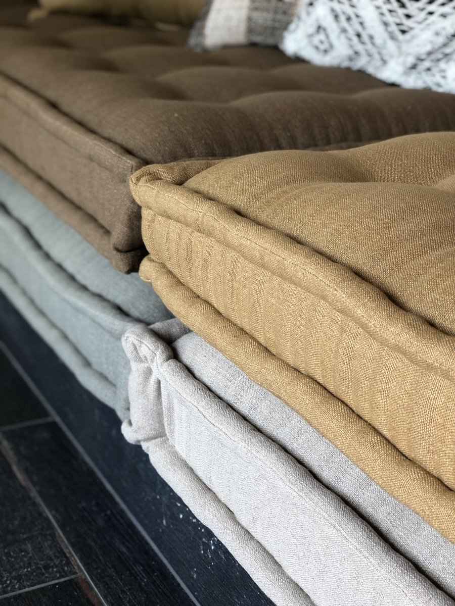 ashtonhouse_des's tweet photo. French style mattresses serve as super smunchy seating in this recently completed cabin #madeindevon #fineupholstery #cabinproject https://t.co/dmrdpOMv9l