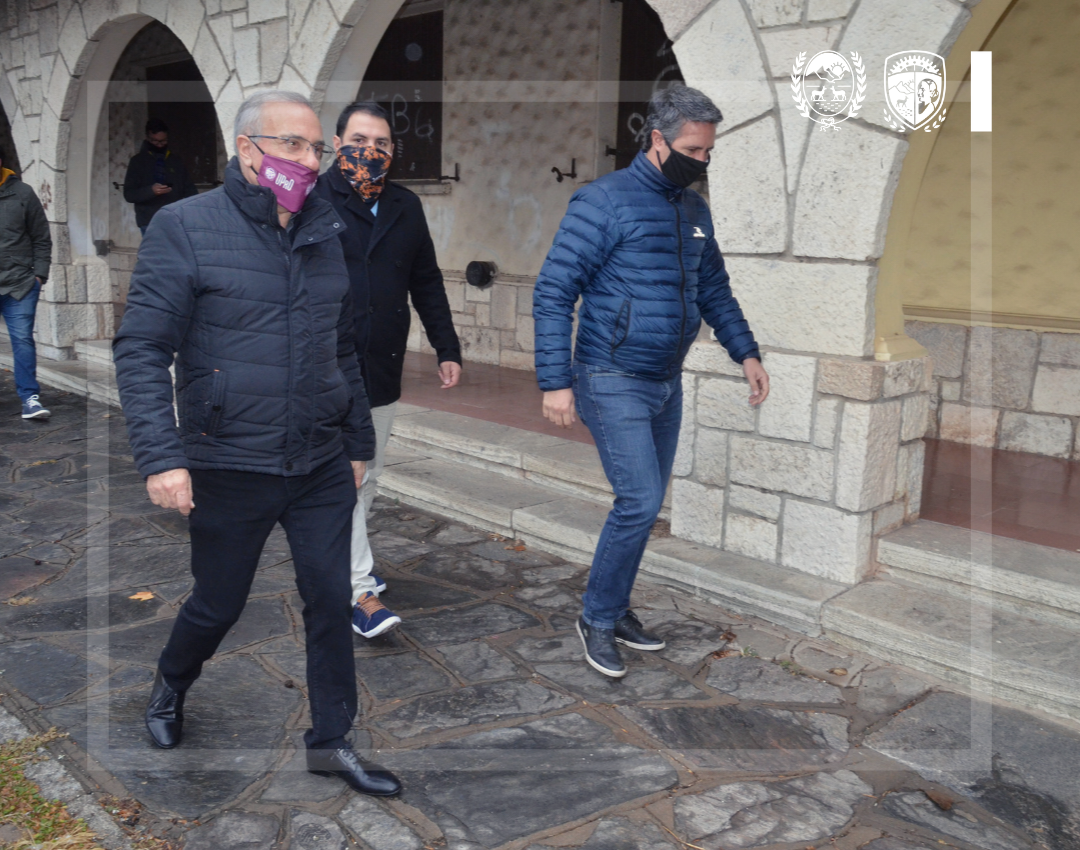 uprosanluis's tweet photo. ¡RECIBIMOS AL MINISTRO DE EDUCACIÓN! 👏
En el marco del programa "LA UPRO EN TU ESCUELA" el Ministro Andrés Dermechkoff junto al Rector de la Univesidad visitaron los establecimientos educativos en los que se llevan a cabo las refacciones.
#UPROSuma #LaUPROEnTuEscuela https://t.co/GH9S6XfSSv