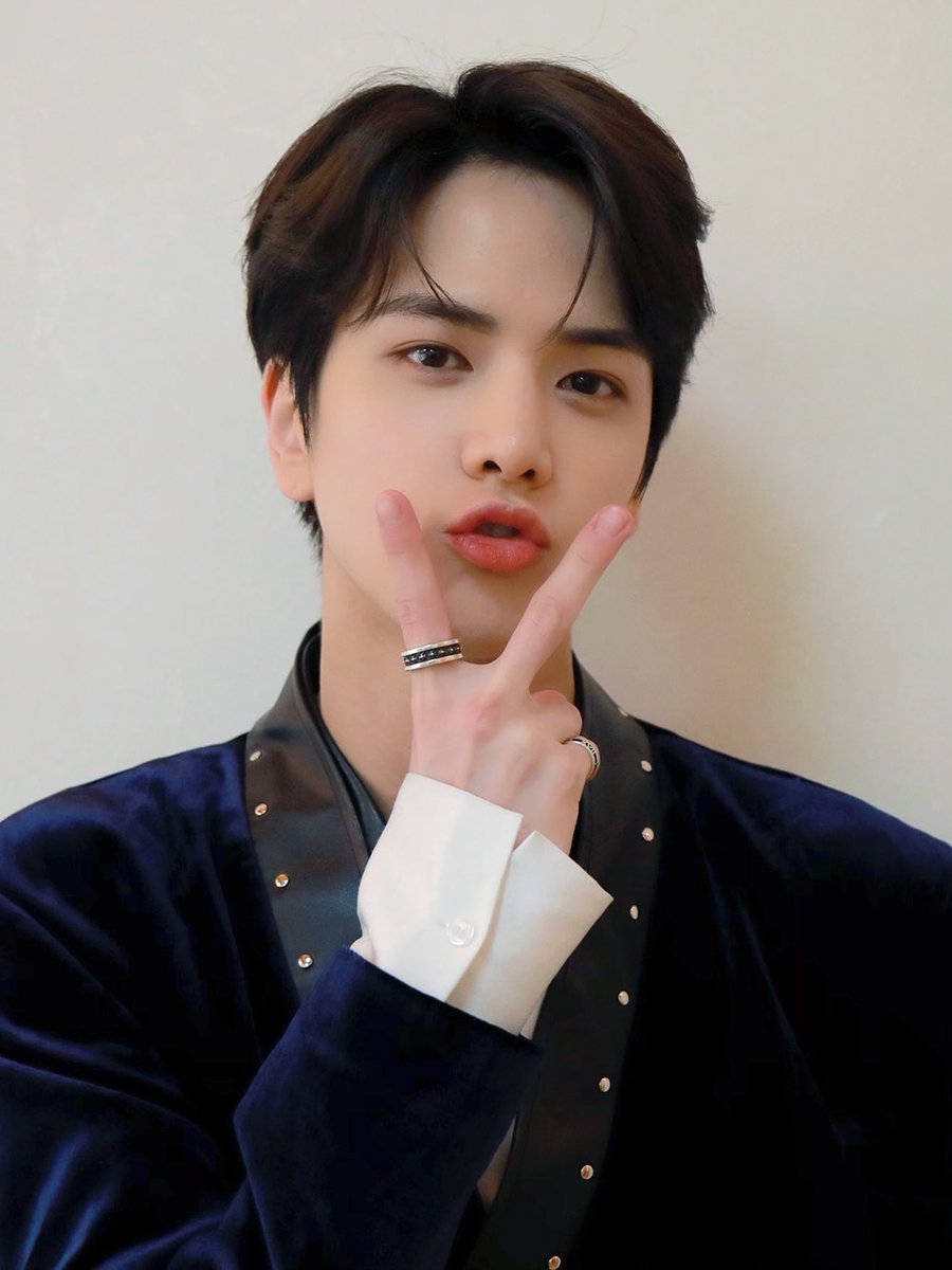 gooberitis's tweet photo. alright i'm moving accs since i no longer feel comfortable on here. follow @yeseoflrt if you wanna stay mutuals https://t.co/gISUIMnvH8