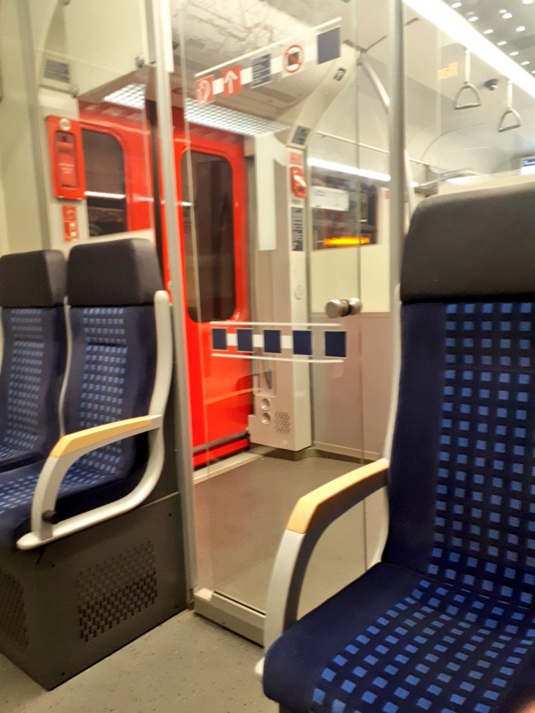 Dennyo218's tweet photo. Kommen einpaar halbstarke, der korpulenteste von ihnen setzt sich in die 1. Klasse. "Ich habe Fahrkarte joooo". Er sitzt eine Weile und schielt auf meinen Bahnrucksack. Kurz überlegt- zack ist er wieder draußen. 😂😂😂😂😂
#ET430 #S1 https://t.co/IxfbY7Lmda