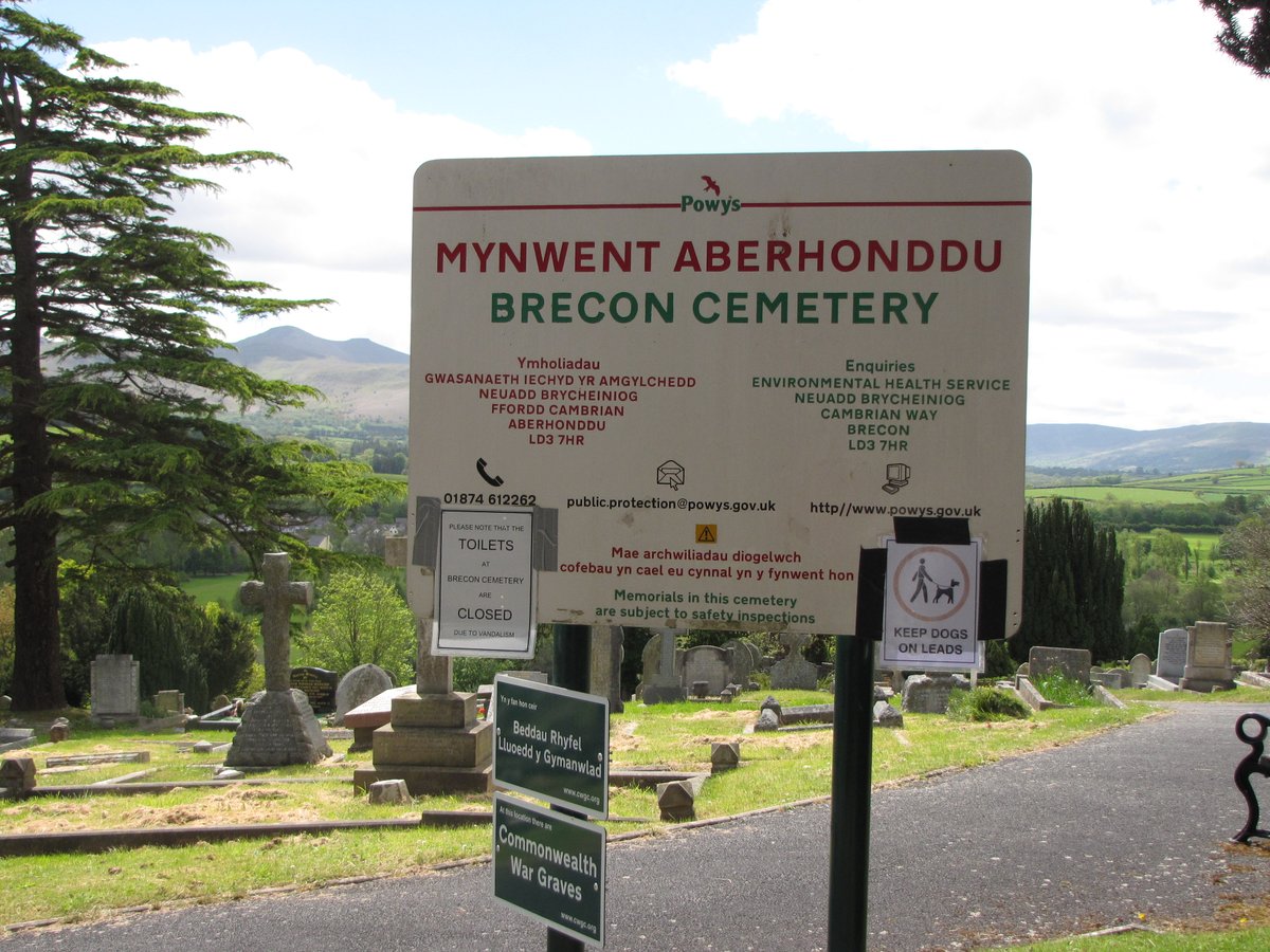 Young Aurangzeb went to France, and was evacuated from St Nazaire in June 1940. He sent poems home to his family written in Urdu and Punjabi. He was just 18 when he died of TB - the biggest killer of  #ForceK6 sepoys - in March 1942. His grave is in Brecon  @CWGC
