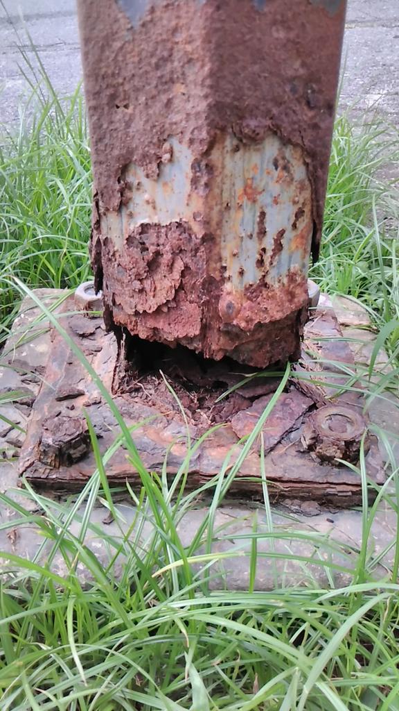 Edsonoficial132's tweet photo. @CorpoelecMiran1 señores dé corpoelec, sé están cayendo los postes dé luz en terrazas del avila por falta dé mantenimiento, es urgente qué sean reemplazados antes qué ocurra una desgracia. https://t.co/T2GVI1FMgh