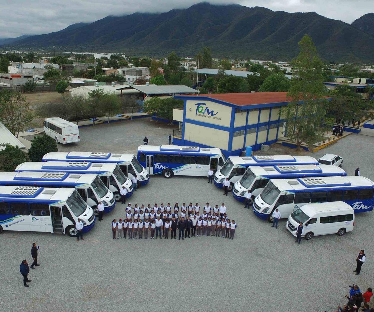 YesToos's tweet photo. SE LE CAYO EL TEATRO En febrero de 2019 Fernando Campos EN simbolico evento, entregaba 8 autobuses con una inversión de casi 9 Millones de Pesos. (Hasta el gober estuvo en la entrega). Y que CREEN? Solo Eran rentados. Ya fueron recogidos de TODOS los planteles. #ITACE #Tamaulipas https://t.co/4t2tZutbAk