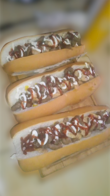 antojitoschara1's tweet photo. El perro caliente es una comida rápida popular en las “calles del hambre” de #Venezuela y pasa como la famosa “bala fría” después de una #resaca e incluso para cualquier ocasión o #celebración , sin embargo existen variaciones según la región y los gustos.

#charallave #balafria https://t.co/M2ENvYm5hs