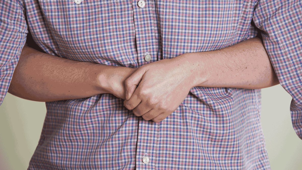 consumidores's tweet photo. Un trozo de comida que se va por el mal camino puede causar un triste desenlace. Hay que actuar rápido. Te explicamos qué hacer y cómo realizar en un vídeo la maniobra de Heimlich, tanto si te atragantas como si tienes que ayudar a alguien. https://t.co/WgpRfYQmoA https://t.co/VGqQohUyOV