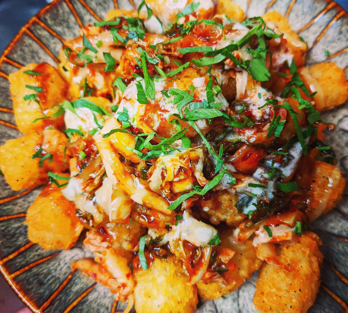moonshine152's tweet photo. PARTY TOTS.🎉😍♥️🔥 Because tots are awesome, kimchi is awesome (--and one of the best probiotic sources out there!), and with #HAPPYHOUR from 4-6pm, all food is 25% off. 😄 #Moonshine152 #tots #party #ChefAsiaMei #openinBoston #supportlocal #Southie #Boston #goodeats https://t.co/6438SfhZi9