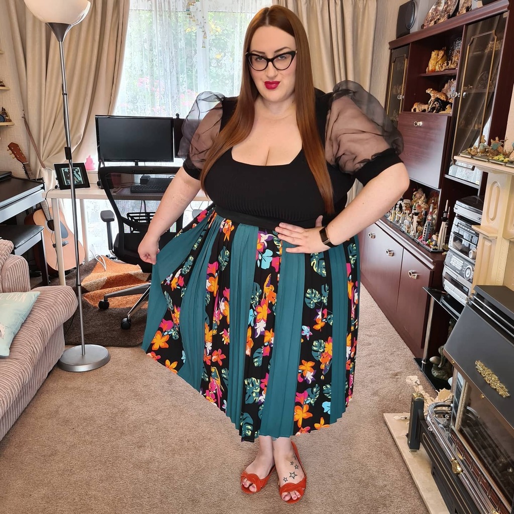 boo_brown's tweet photo. Tonight is going to be an evening of Disney films, starting with the Princesses and the frog and then Moana if I have time, this is how I self care, how do you self care?
.
.
.
.
.
.
.
.
#simplybe #boohoo #floral #selfcare #puffsleeves #mesh #fatlibera… https://t.co/h18VUsKJtw https://t.co/6fbl2W3DQD