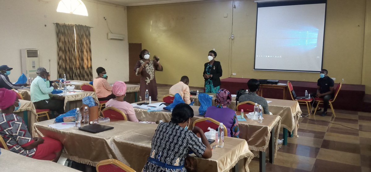 DrAlawale's tweet photo. SWZonal coordinator,Dr Onyibe today during Oyo Surveillance Training of DSNOs/ADSNOs appreciating them for the good work they are doing in strenthenging surveillance in thier LGAs/wards.@proactiveswz @WHONigeria@BrakaFiona @Dronyibe@DrRichardBanda @DrBassey1@oyo_team@DrAlawale https://t.co/AmihS6GxYo