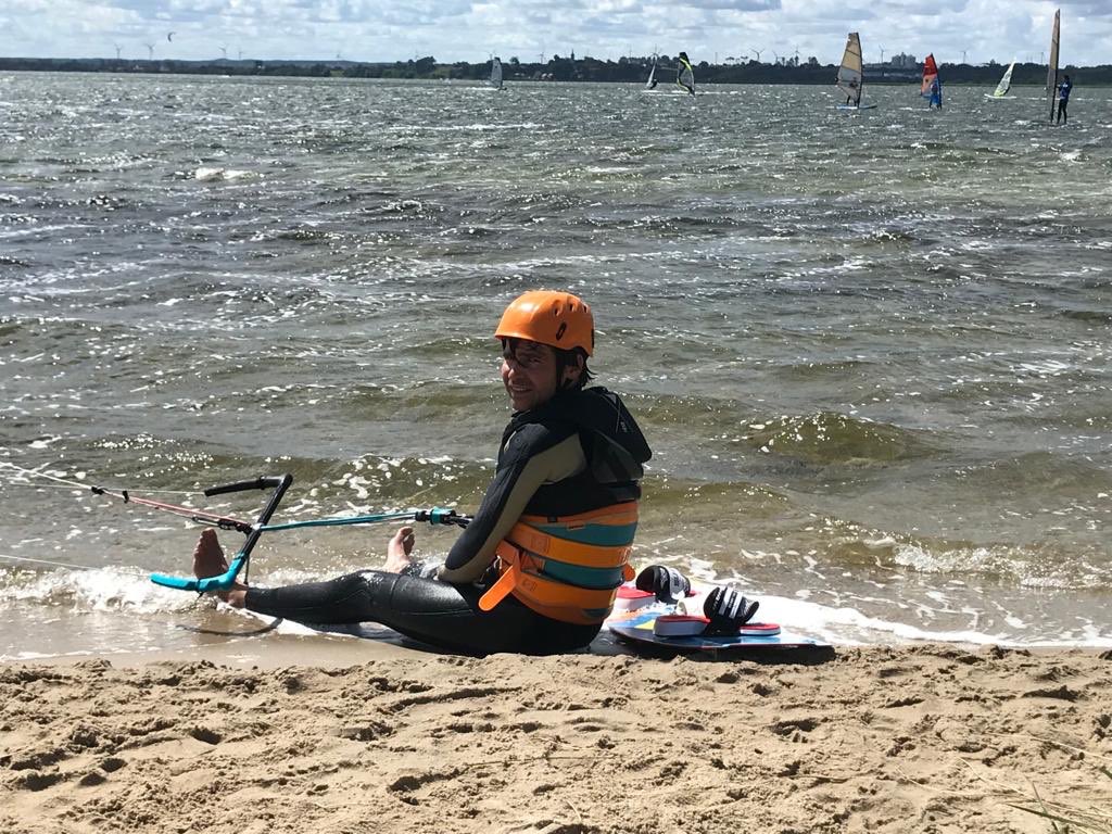 GrzybekMaciej's tweet photo. Today was great #kitesurfing day @ our local spot #HelPeninsula we had strong 25knts W wind with beautiful sun and clouds. I spend 6,5h in the water constantly. So happy to have my dad and brother with me. Do your hobby people! Don’t let yourself into mental slavery! 🌬🤙🐳 https://t.co/8ysGJcyv25