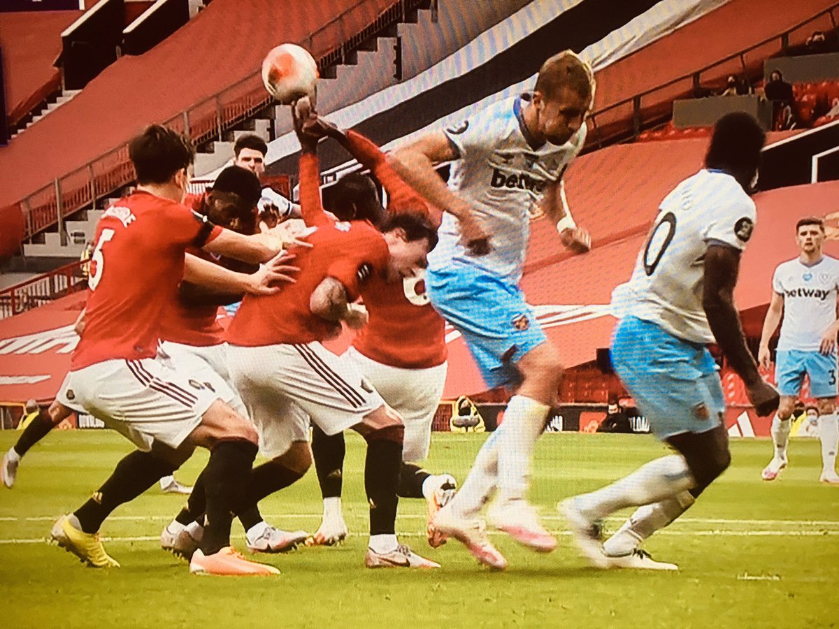 RefereeJSharif's tweet image. ويستهام و المان يونايتد الدقيقة45 ركلة جزاء صحيحة على المان يونايتد ساعدت بإحتسابها تقنية الڤار أثر تسديدة جاءت بعد تنفيذ الركلة الحرة القريبة من منطقة الجزاء لعبها  رايس قوية باتجاه المرمى لكن بوغبا المتواجد في الحائط الدفاعي حرك ذراعيه فوق راسه بإتجاه الكرة ليتصدى لها و يبعدها