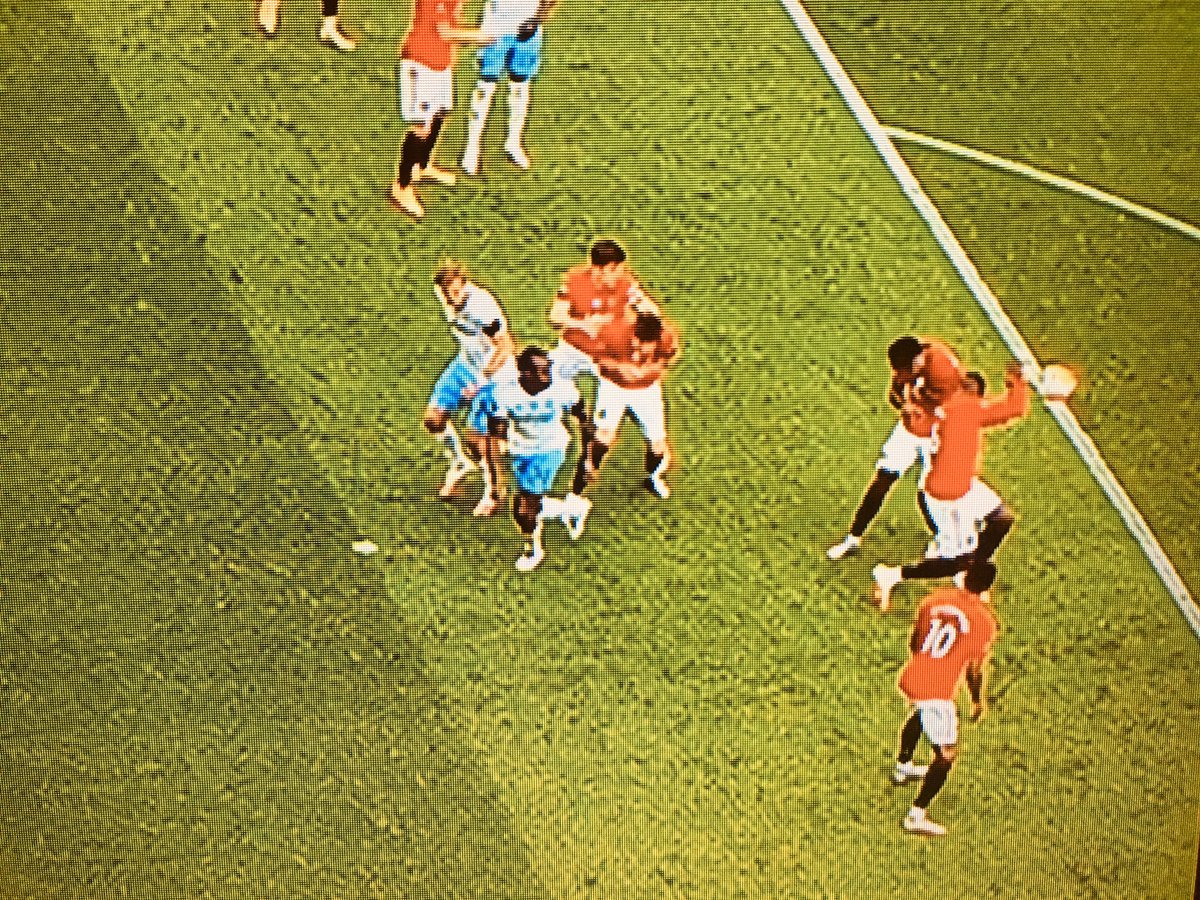 RefereeJSharif's tweet image. ويستهام و المان يونايتد الدقيقة45 ركلة جزاء صحيحة على المان يونايتد ساعدت بإحتسابها تقنية الڤار أثر تسديدة جاءت بعد تنفيذ الركلة الحرة القريبة من منطقة الجزاء لعبها  رايس قوية باتجاه المرمى لكن بوغبا المتواجد في الحائط الدفاعي حرك ذراعيه فوق راسه بإتجاه الكرة ليتصدى لها و يبعدها