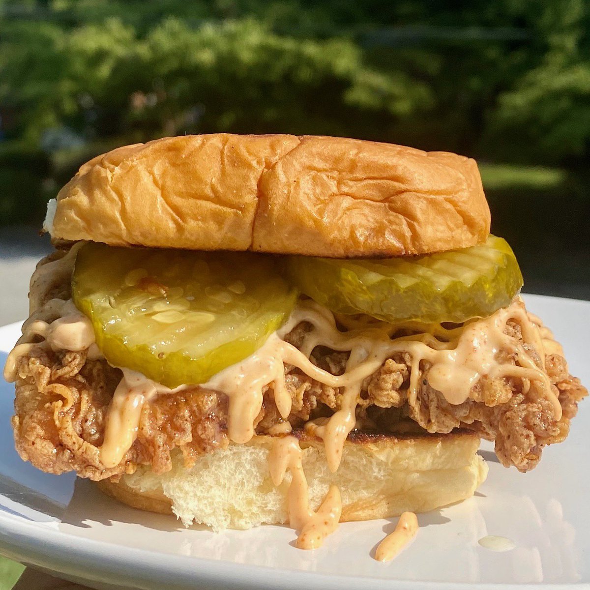 AriWestside's tweet photo. Ari’s Spicy Chicken Sandwich Meal
This week!!!

Ari’s Special Sauce or BBQ Sauce served on the side 
💙🍴😋

For orders, follow &amp; DM. 
Or hit IG: ari.westside 

#chickensandwich #spicychickensandwich #zapps #voodoochips #reddrink #macaroniandcheese #peachcobbler #ariwestside #atl https://t.co/zQ5yIXlVsR