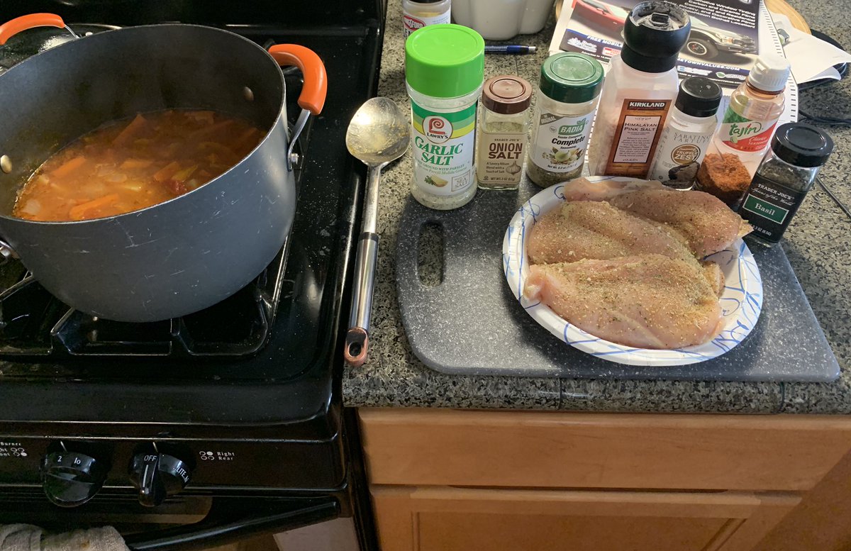 DeuceQuattroINC's tweet photo. #FakeChef made the crib smell so good my lady took break from her work just to come downstairs and see what was popping. https://t.co/eeUpIhiGlX