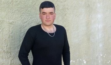 fkflikadinlar's tweet photo. Batmanda 18 yaşında bir kadına tecavüz eden Uzman Çavuş Musa Orhan saldırıyı kanıtlayan adli tıp raporuna rağmen serbest bırakıldı. Tecavüze uğrayan kadın intihar etmeye çalıştı, felç kalma riski var fakat fail korunuyor.
#SusmaBatman
#MusaOrhanTutuklansın https://t.co/jmnftefkmw