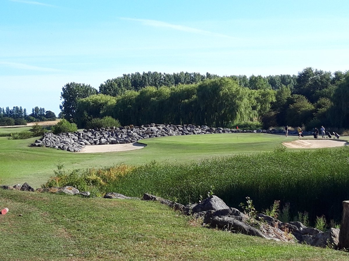 GreenieRob's tweet photo. Another afternoon knock. This time down @ChichesterGC. Some great holes and amazing features. Well done to @brownstuff1984 and his team for presenting the course so well. Especially with this years weather conditions. Course looking great mate #golffeatures https://t.co/wyh53MpfzU