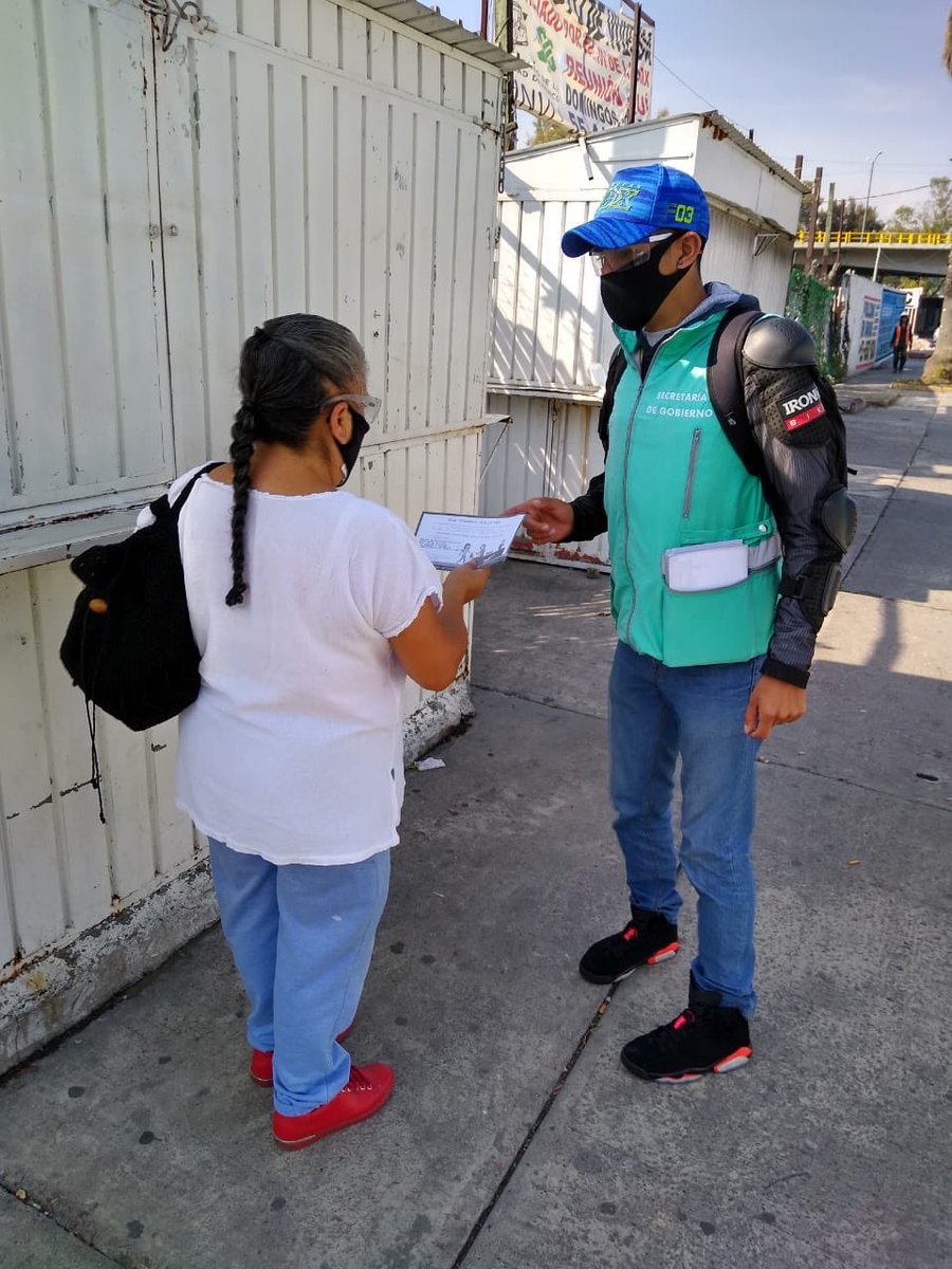 SeGobCDMX's tweet photo. #PromotoresDeLaPaz invitan de manera personal a la gente a participar en #SíAlDesarmeSíALaPaz🕊intercambiando sus armas de fuego por dinero en efectivo de manera anónima y voluntaria. https://t.co/ILXDp0D169