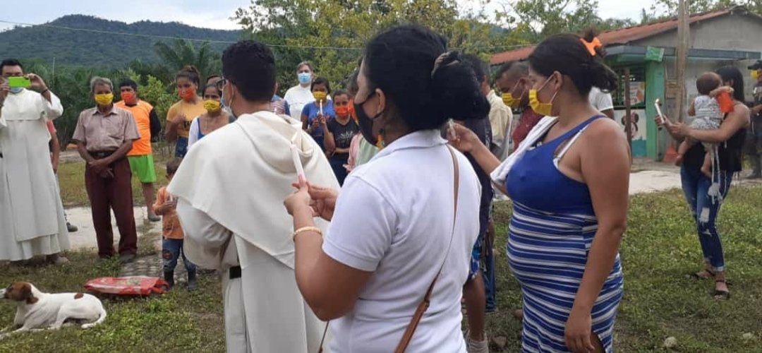 ANZORC_OFICIAL's tweet photo. 🗣Las Madres del Catatumbo por la Paz, desde la Escuela El Ambato, donde se encuentra más 300 personas desplazadas desde el sábado, le exigen al presidente @IvanDuque, frenar la guerra en el territorio🕯️🕊️ #UnaVelaPorColombia
#ZRCsinViolencias #DesplazamientoForzado https://t.co/1WpdVyHi8v