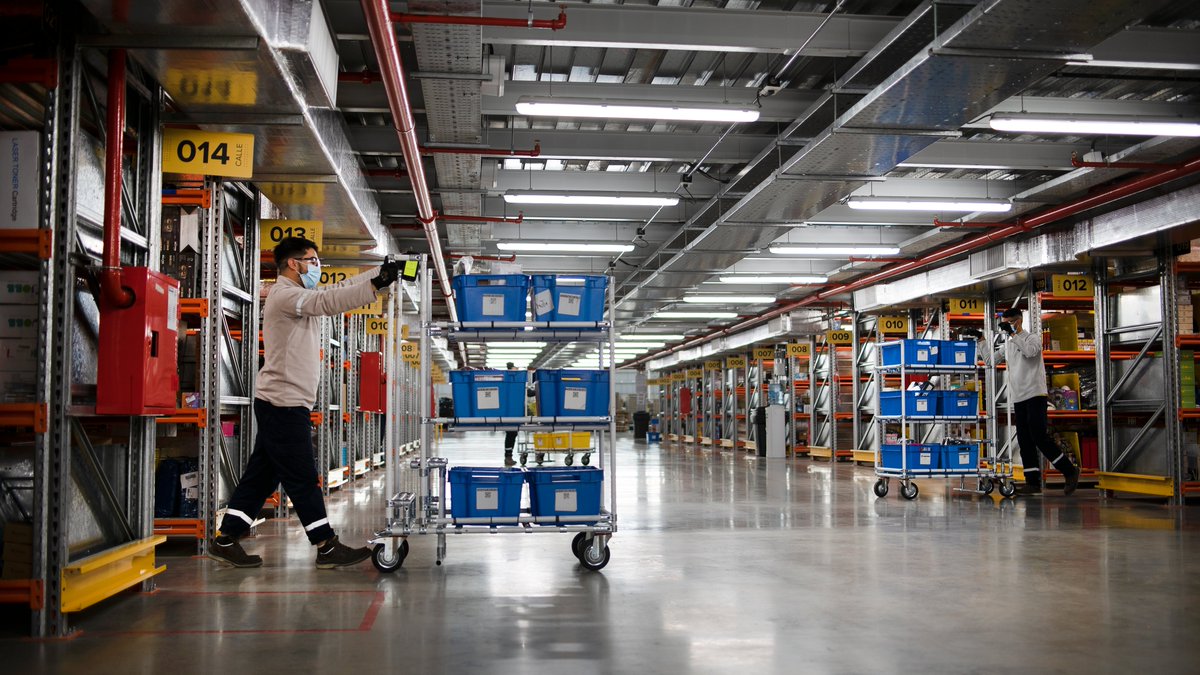 MercadoLibre's tweet photo. Más de 4 mil pymes guardan sus productos en nuestro Centro de Almacenamiento del Mercado Central para que tus compras lleguen lo más rápido posible. Allí clasificamos de manera automatizada 14 mil paquetes por hora para enviar a todo el país. #CodoACodo https://t.co/fETZuBD6jd