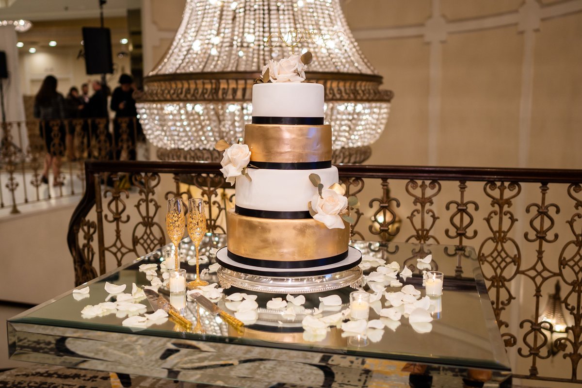 LABanquets's tweet image. This shimmering #weddingcake is almost too pretty to eat, almost. 😏 #LABanquets
Photo by: @theIDoPhotography on Instagram