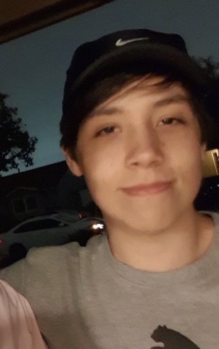 • • ❤︎photos of alex quackity where his lips look a little crusty as lip balm ❤︎ • •    ꧁ 𝓪 𝓽𝓱𝓻𝓮𝓪𝓭 ꧂