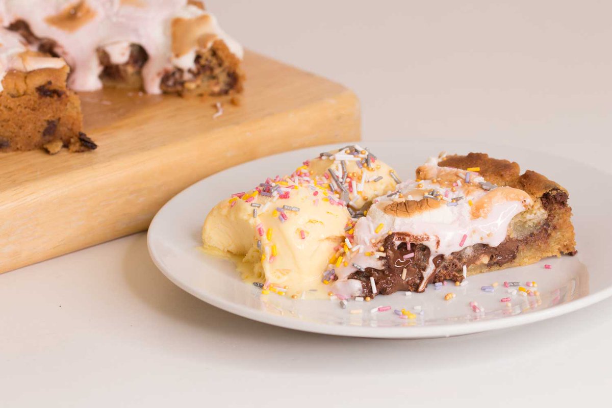 rosehartsweets's tweet image. So, today is #vanillaicecreamday #sprinkleday and #peanutbutterandchocolateday I am in heaven!
This is my Cookie Pie filled with peanut butter and chocolate with a scoop of vanilla ice cream topped with sprinkles
rosehartsweets.com/2020/07/20/coo…
#earlybiz