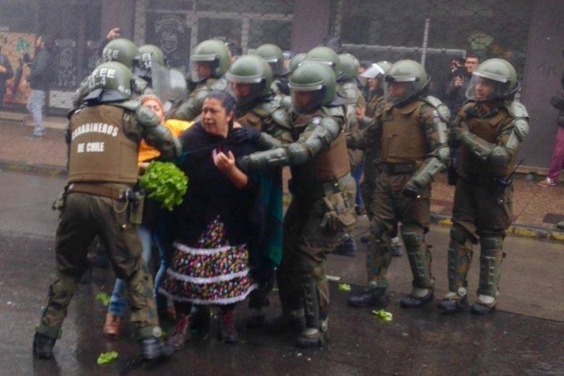 seba_sirius's tweet photo. Solo en chile DETIENEN a una señora por vender verduras mientras un VIOLADOR no reúne aún las características para ser detenido. #JusticiaParaAntonia #pradenasviolador https://t.co/pkXlY9Oox9