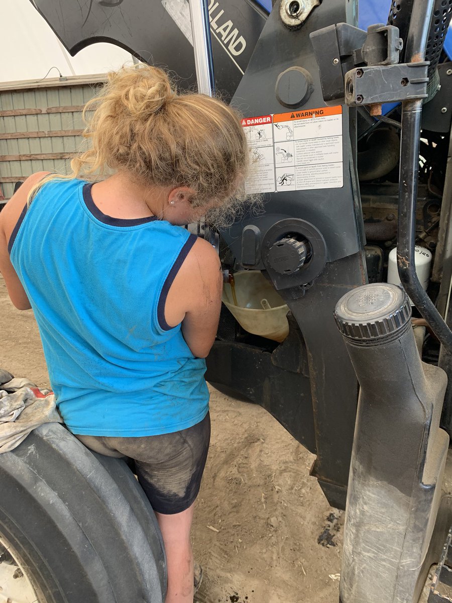 ihboy86's tweet photo. Equal opportunity at #teamdfi
Tractor service time ! 
#handsontraining
#noelearninghere https://t.co/08OHVk2vSx