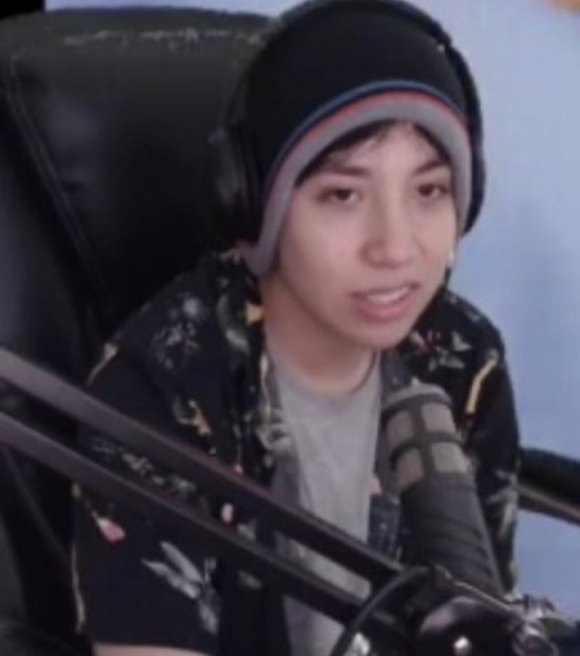 • • ❤︎photos of alex quackity where his lips look a little crusty as lip balm ❤︎ • •    ꧁ 𝓪 𝓽𝓱𝓻𝓮𝓪𝓭 ꧂