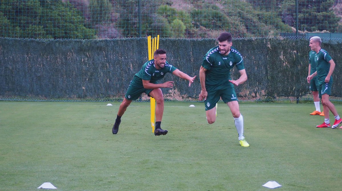 CDCastellon's tweet photo. El 'torito' de Pamplona @esatrus25 🐂 escapa por los pelos de un recuperado @regalon5 💪🏻

#UnSentimientoInvencible

#PPO https://t.co/JuQpZFYLJc