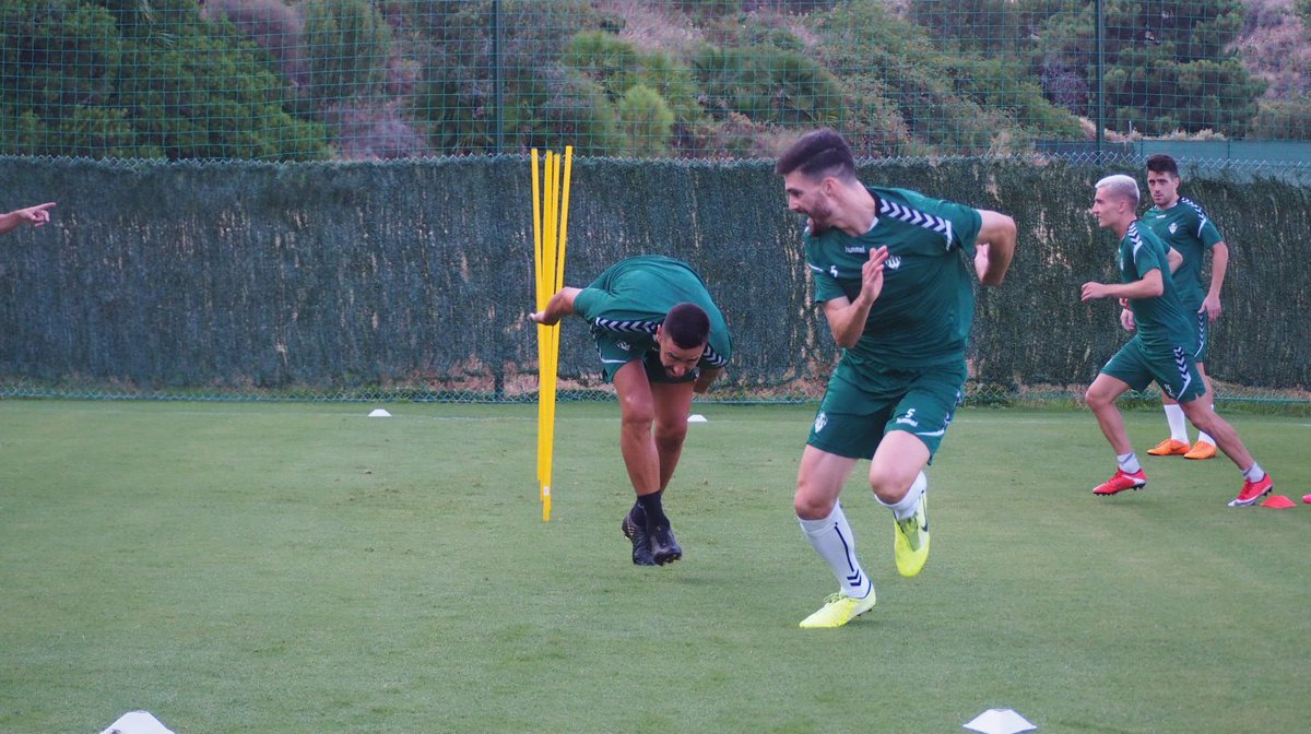 CDCastellon's tweet photo. El 'torito' de Pamplona @esatrus25 🐂 escapa por los pelos de un recuperado @regalon5 💪🏻

#UnSentimientoInvencible

#PPO https://t.co/JuQpZFYLJc