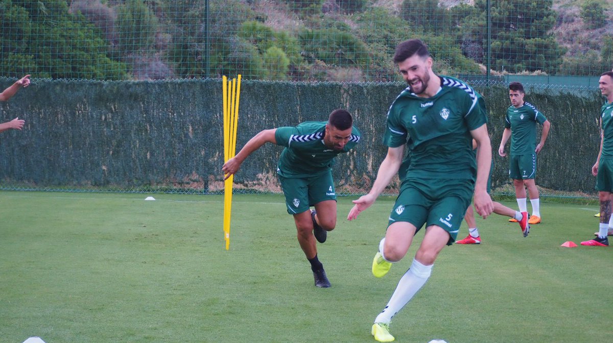 CDCastellon's tweet photo. El 'torito' de Pamplona @esatrus25 🐂 escapa por los pelos de un recuperado @regalon5 💪🏻

#UnSentimientoInvencible

#PPO https://t.co/JuQpZFYLJc