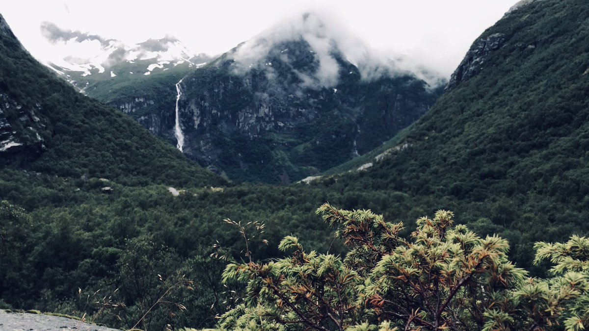 perrizofficial's tweet photo. Really nice mountain hike today! Not the best weather but the trip was amazing! #briksdalsbreen #Norway #glacier https://t.co/e14iXjETvo