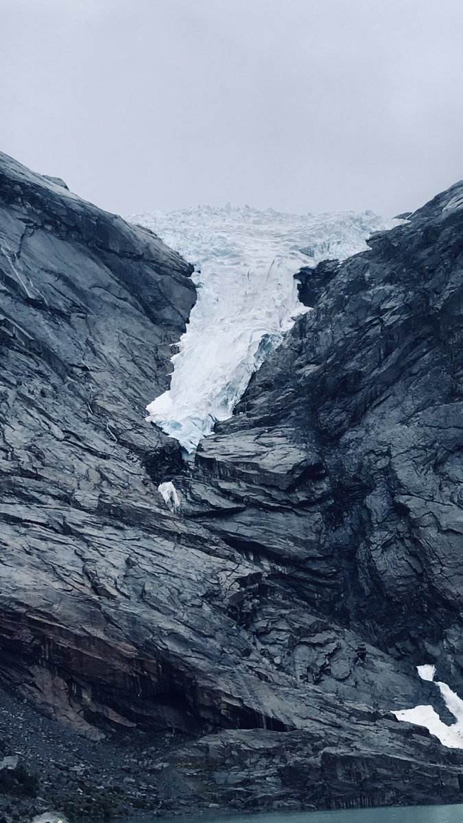 perrizofficial's tweet photo. Really nice mountain hike today! Not the best weather but the trip was amazing! #briksdalsbreen #Norway #glacier https://t.co/e14iXjETvo