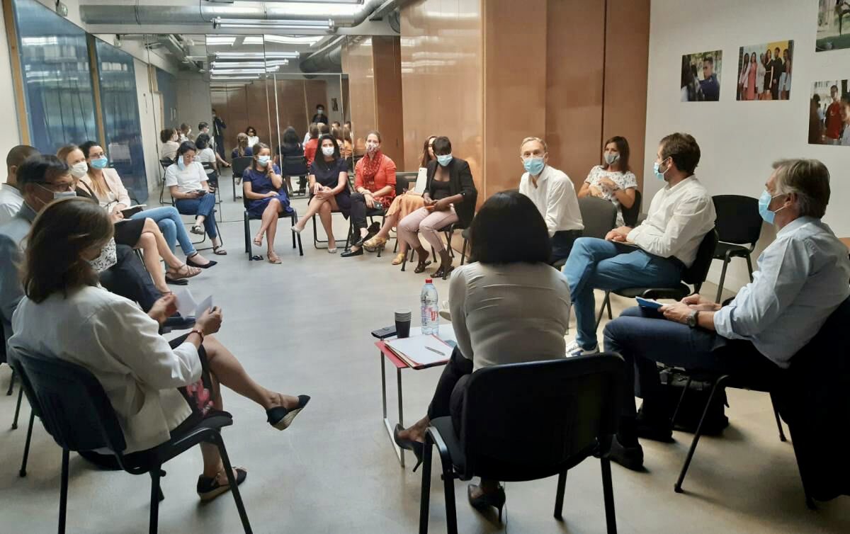 1ElisaMoreno's tweet photo. Échanges instructifs avec les associations de @LAscenseur_ , qui oeuvrent au quotidien pour l'égalité des chances. Merci à elles ainsi qu'aux entreprises qui s'engagent à leurs côtés pour combattre toutes les formes de discriminations. https://t.co/VTN9NpEov4