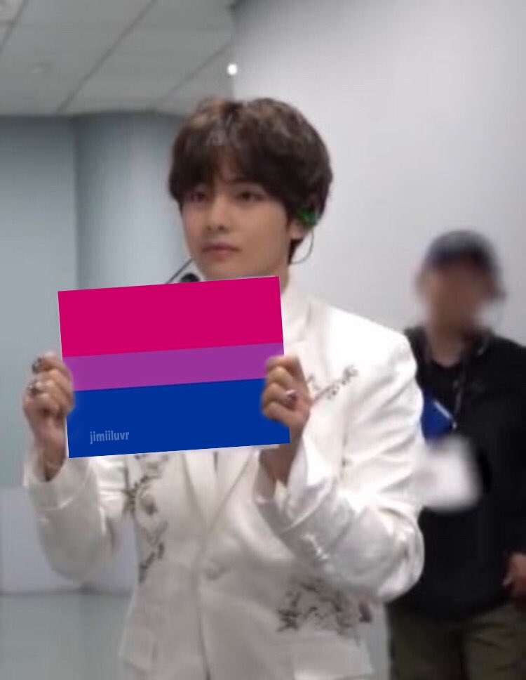 strwberymoons's tweet photo. pov: you tell taehyung you’re bi and he shows you that he’s supportive and you’re valid https://t.co/Amyx64gXjy